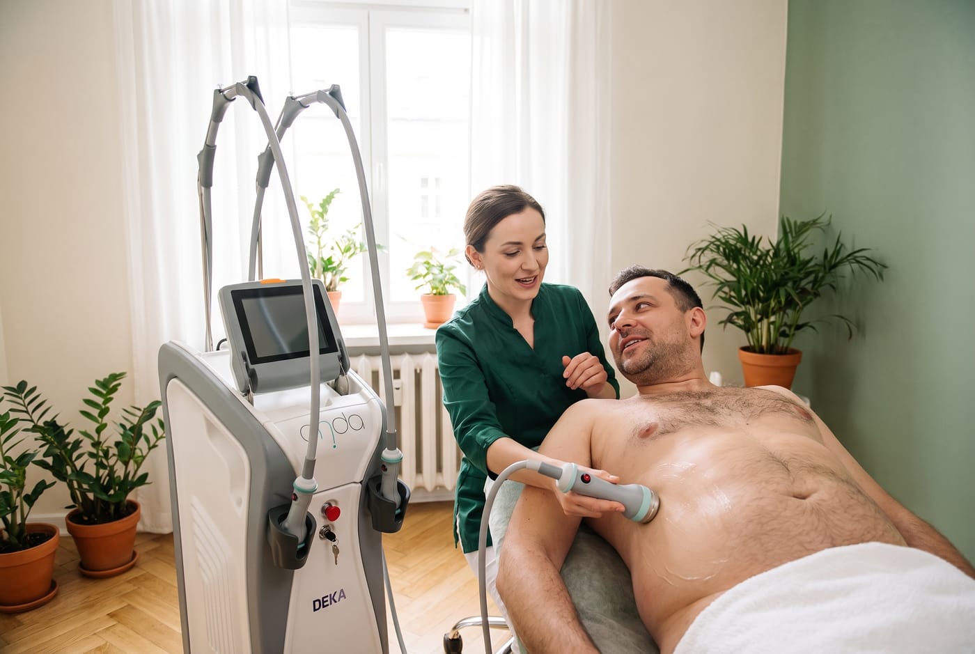 Zabieg ONDA Coolwaves na brzuchu u mężczyzny w gabinecie Estelium w Bielsku-Białej