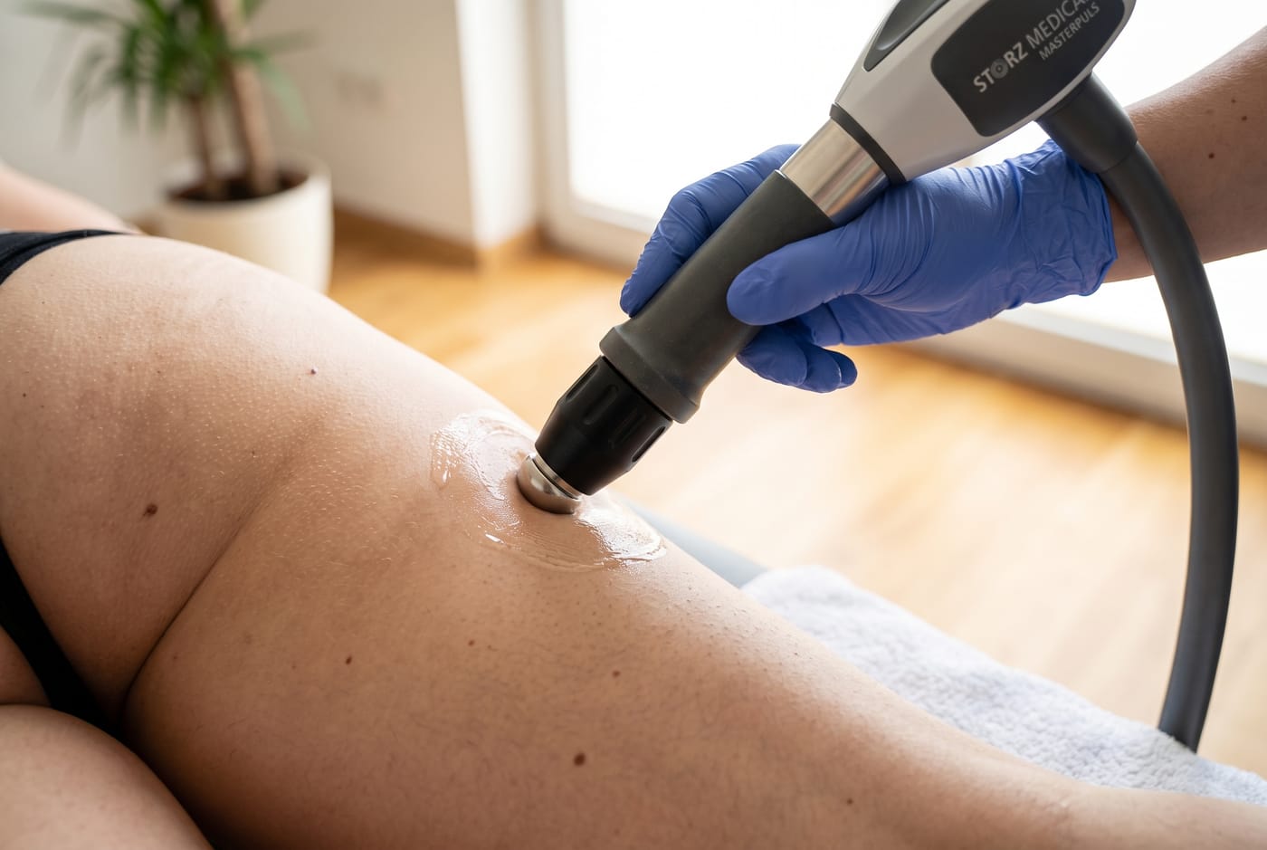 Głowica Storz Medical MASTERPULS przy zabiegu na udzie w gabinecie Estelium